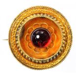 A VICTORIAN GOLD TARGET BROOCH SET WITH A GARNET EN CABOCHON, 18.5G