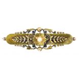 A GOLD BAR BROOCH SET WITH A CENTRAL SPLIT PEARL, EARLY 20TH C, 4.3G