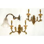 AN ARTS & CRAFTS BRASS ELECTRIC WALL LIGHT OF SWAN NECK FORM, 24CM PROJECTION WITH ETCHED GLASS