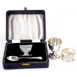 AN ELIZABETH II SILVER EGGCUP AND SPOON, EGGCUP 6CM H, BIRMINGHAM 1958 AND A CONTEMPORARY SILVER