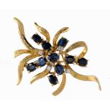 A CHINESE DIAMOND, SAPPHIRE AND GOLD SPRAY BROOCH, 20TH C marked 14K 585 and WAHING, 4.9cm, 7.5g ++