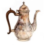 AN EDWARD VII SILVER BALUSTER COFFEE POT in Queen Anne style, 19cm h, by C S Harris & Sons Ltd,
