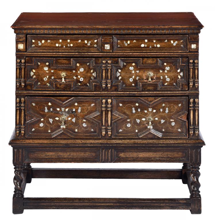 AN OAK GEOMETRIC MOULDED CHEST OF DRAWERS IN WILLIAM & MARY STYLE, EARLY 20TH C with dentil