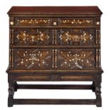 AN OAK GEOMETRIC MOULDED CHEST OF DRAWERS IN WILLIAM & MARY STYLE, EARLY 20TH C with dentil