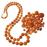 A NECKLACE 68 AMBER BEADS AND 51 LOOSE AMBER BEADS 118g ++++