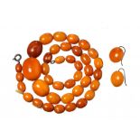 A NECKLACE OF 39 AMBER BEADS AND A PAIR OF AMBER EARRINGS 26.5g ++++