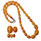 A NECKLACE OF 41 AMBER BEADS AND FIVE LOOSE BEADS 110.5g