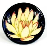 A MOORCROFT WATERLILY DISH, 12CM DIAM, IMPRESSED MARK, LATE 20TH CENTURY