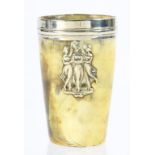 A 19TH CENTURY HORN BEAKER WITH SILVER COLOURED METAL MOUNTS, WITH THREE GRACES APPLIQUÉ, 10.8CM H