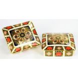 A PAIR OF ROYAL CROWN DERBY PORCELAIN IMARI PATTERN BOX AND COVERS OF RECTANGULAR FORM, 12CM DIAM,