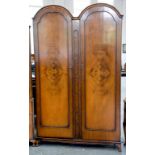 A WALNUT THREE PIECE BEDROOM SUITE, COMPRISING KIDNEY SHAPED DRESSING TABLE WITH TRIPLE MIRROR,