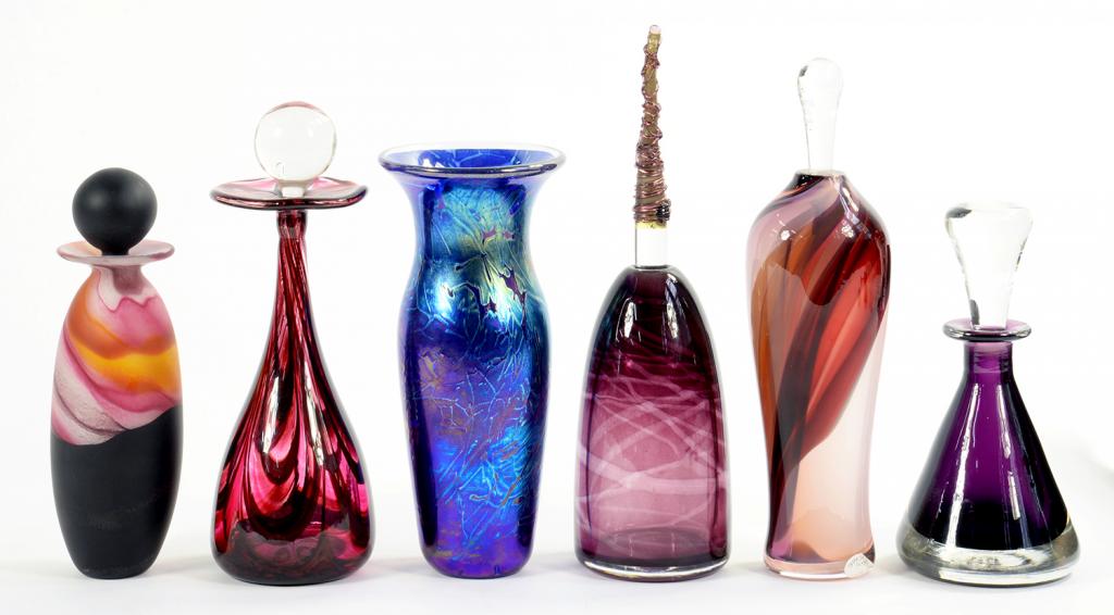 FIVE VARIOUS STUDIO GLASS BOTTLES AND STOPPERS AND A LOETZ STYLE BLUE IRIDESCENT GLASS VASE, 20CM H,
