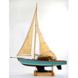 A GOOD QUALITY MODEL POND YACHT OF VARNISHED MAHOGANY AND SOFTWOOD, THE HULL PAINTED LIGHT BLUE,