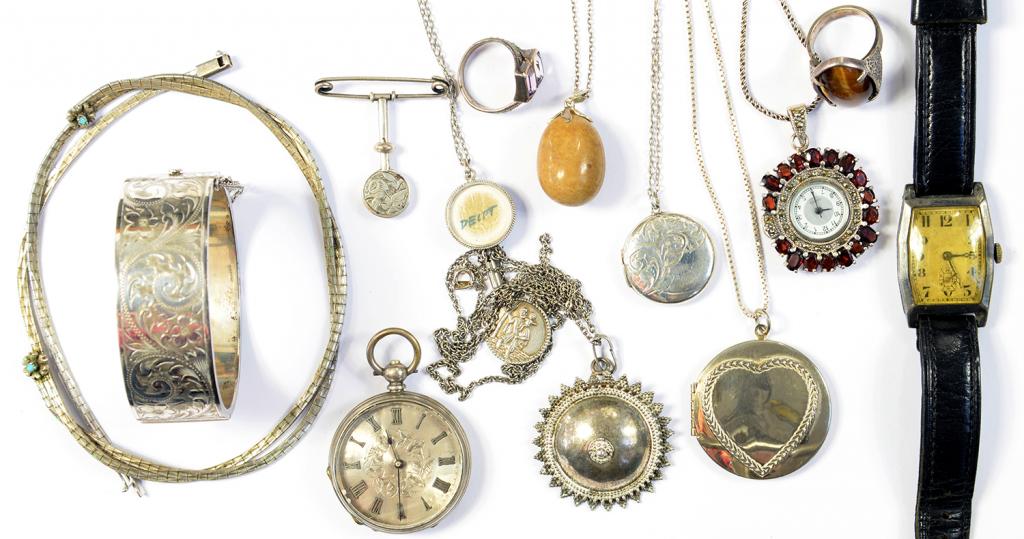 MISCELLANEOUS SILVER JEWELLERY INCLUDING A BRACELET AND A LEVER WATCH WITH ENGRAVED SILVER DIAL