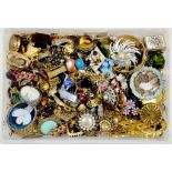 MISCELLANEOUS VINTAGE AND MODERN COSTUME JEWELLERY