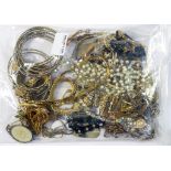 MISCELLANEOUS VINTAGE AND MODERN COSTUME JEWELLERY