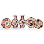 A PAIR OF JAPANESE FLUTED IMARI VASES, 30CM H AND THREE CONTEMPORARY IMARI DISHES, EARLY 20TH