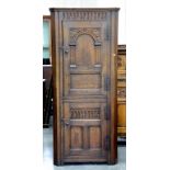 AN OAK STANDING CORNER CUPBOARD, 79CM W