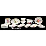 A SMALL QUANTITY OF ROYAL CROWN DERBY AND WEDGWOOD TRINKET WARE INCLUDING POSIES PATTERN DISHES