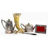 A VICTORIAN PLATED TEAPOT AND COFFEE POT EN SUITE, 24CM H, AN EPNS PHOTOGRAPH FRAME SET WITH A