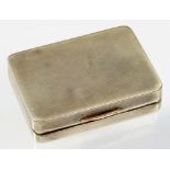 AN EDWARD VIII SILVER SNUFF BOX, ENGINE TURNED, GOLD THUMBPIECE, CRESTED, 8CM W, LONDON 1936, 3OZS