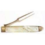 A SILVER FRUIT FORK WITH MOTHER OF PEARL SCALES, MARKS RUBBED, EARLY 19TH C