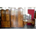 A WALNUT THREE PIECE BEDROOM SUITE, COMPRISING KIDNEY SHAPED DRESSING TABLE WITH TRIPLE MIRROR,