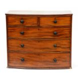 A VICTORIAN MAHOGANY BOW FRONTED CHEST OF DRAWERS, 108CM W