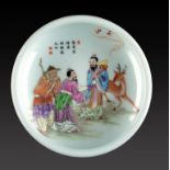 A CHINESE FAMILLE ROSE 'THREE SCHOLARS' DISH, 20TH C with inverted rim, 13.5cm diam, Qianlong