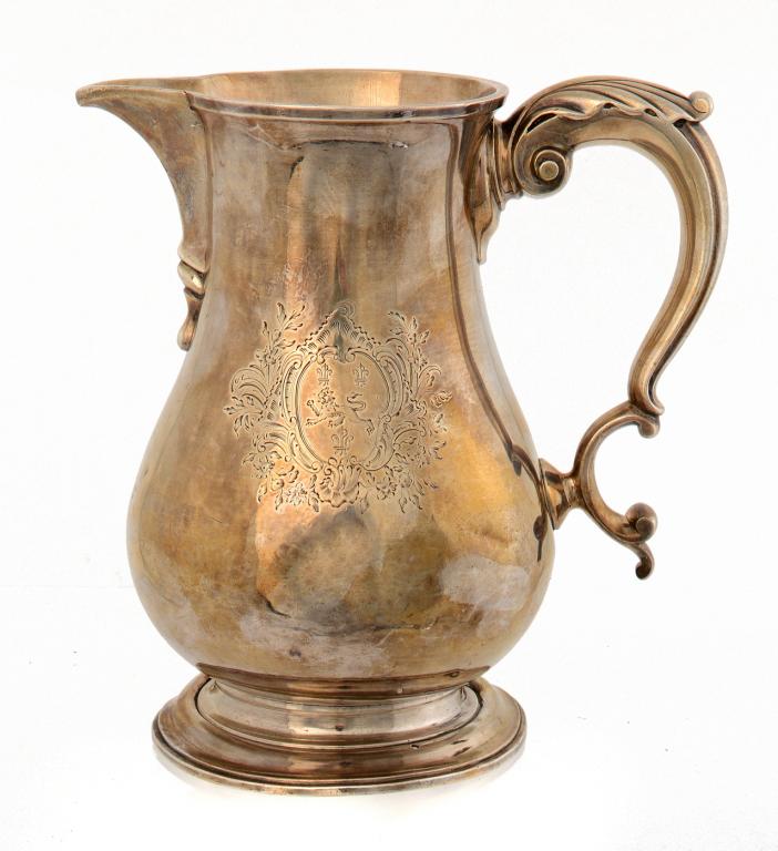 A GEORGE III SILVER BALUSTER ALE JUG engraved with armorials, 17.5cm h, by John Payne, London