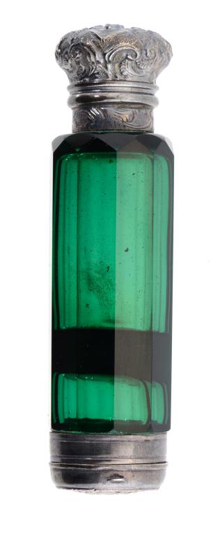 A VICTORIAN SILVER MOUNTED GREEN GLASS COMBINATION SCENT BOTTLE-VINAIGRETTE, C1870 9cm l,