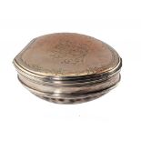 A SILVER MOUNTED COWRIE SHELL SNUFF MULL, PROBABLY SCOTTISH, EARLY 19TH C the lid engraved with