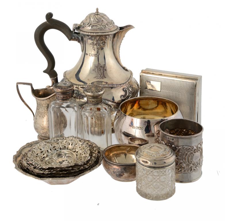 MISCELLANEOUS SILVER ARTICLES comprising an Edward VII hot water jug, 18cm h, by Sibray, Hall &