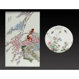 A CHINESE PORCELAIN FAMILLE ROSE SCREEN PANEL AND A SIMILAR ROUND PLAQUE, 20TH C painted with