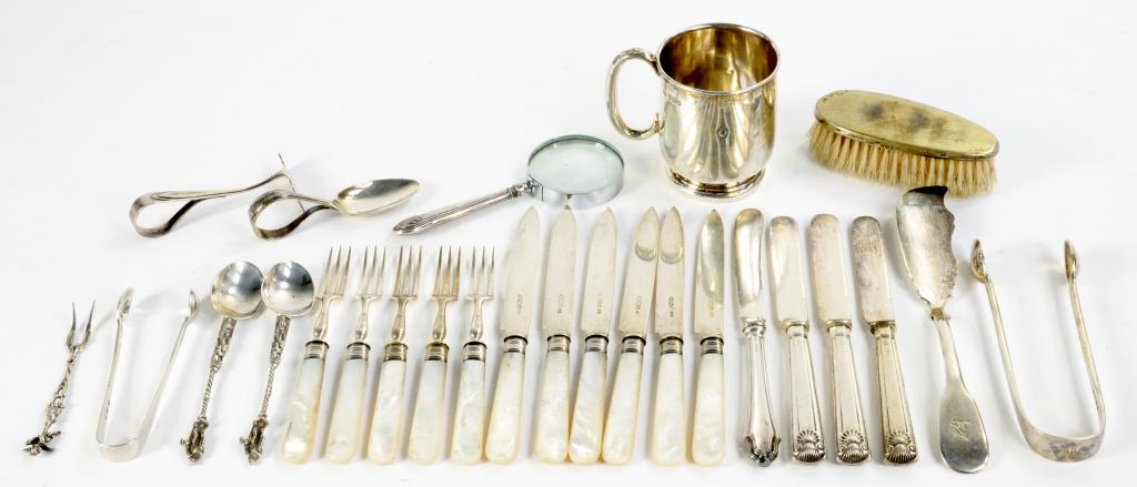 A SET OF SIX GEORGE V MOTHER OF PEARL HAFTED SILVER DESSERT KNIVES AND FIVE FORKS BY HARRISON