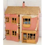 A DOLLS HOUSE WITH BATHROOM FITTINGS AND STAIRCASE, 20TH CENTURY, 58CM X 29CM