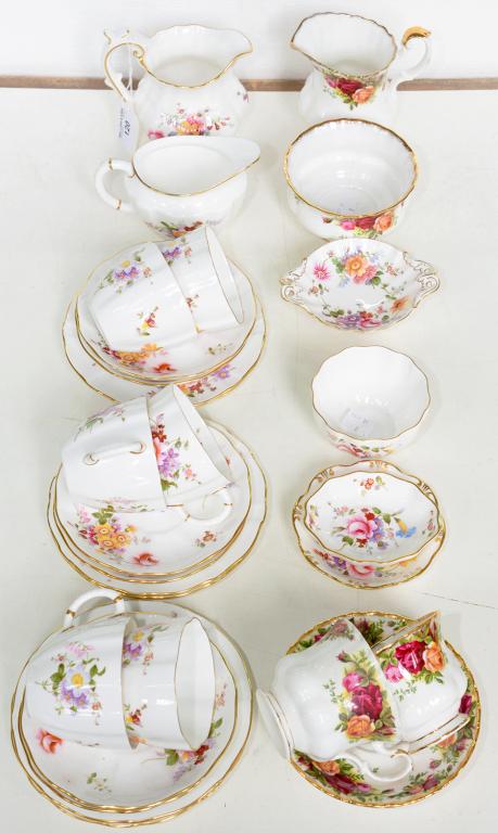 A ROYAL CROWN DERBY POSIES PATTERN TEA SERVICE AND A SMALLER QUANTITY OF TRINKET WARE AND A ROYAL