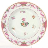 A CHINESE EXPORT PORCELAIN FAMILLE ROSE SOUP PLATE, 23CM DIAM, 18TH CENTURY