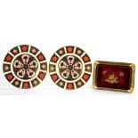 A CROWN DEVON RED GROUND ASHTRAY, 14.5CM W AND A PAIR OF ROYAL CROWN DERBY IMARI PATTERN SIDE