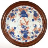 A CHINESE IMARI SAUCER-DISH, 28CM DIAM, 18TH CENTURY (CRACKED), FRAMED