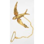 A GOLD SWALLOW BROOCH, MARKED 15CT, 2.8G