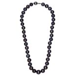 A BLACK CULTURED PEARL NECKLACE WITH WHITE GOLD BALL CLASP, MARKED 585