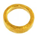 AN UNUSUAL AND HEAVY GAUGE WROUGHT GOLD FINGER RING unmarked, 23.3g, size Q A ring of