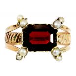 A GARNET AND SPLIT PEARL RING, EARLY 19TH C in gold with fluted hoop and split shoulders,