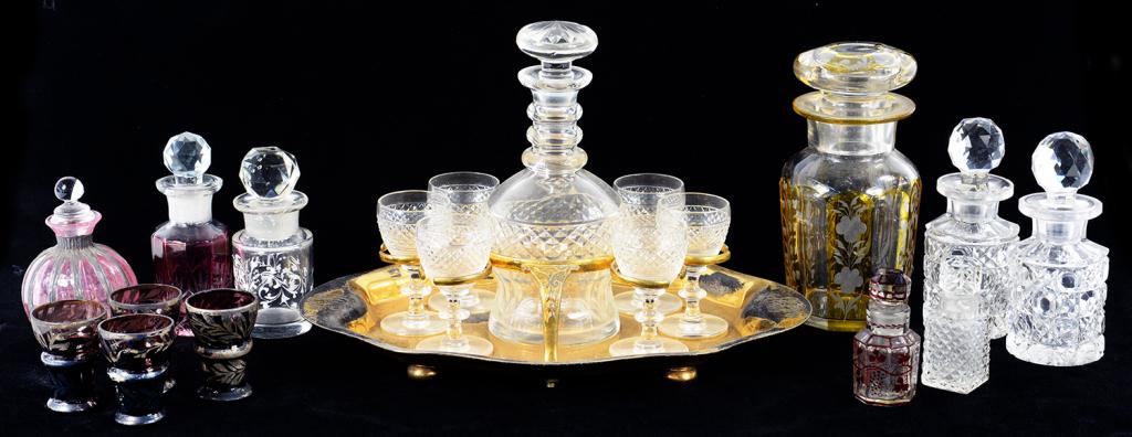 AN EPNS LIQUOR STAND WITH CONTEMPORARY CUT GLASS DECANTER AND STOPPER AND SIX GLASSES, STAND 29CM W,