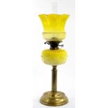 A LATE VICTORIAN BRASS OIL LAMP WITH MOULDED YELLOW GLASS MOUNT, BRASS BURNER AND YELLOW ETCHED