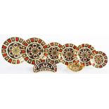 A GROUP OF EIGHT ROYAL CROWN DERBY IMARI PATTERN PLATES AND DISHES, LARGEST PLATE 27CM DIAM,