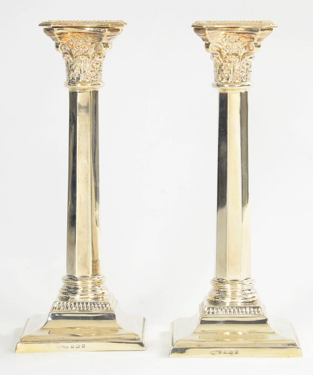 A PAIR OF GEORGE V SILVER COLUMNAR CANDLESTICKS WITH NOZZLES, 23CM H, BIRMINGHAM 1932, 14OZS 10DWTS