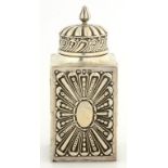 A VICTORIAN SILVER TEA CANISTER AND COVER, 11.5CM H, LONDON 1893, 4 OZS 4 DWTS