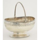 A VICTORIAN SILVER OVAL SUGAR BASKET WITH BEADED RIMS AND SWING HANDLE, 12CM H, SHEFFIELD 1880, 3OZS